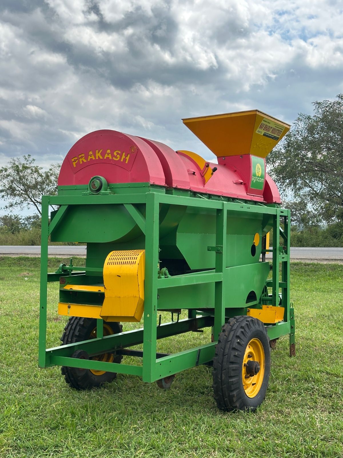 Prakash MTH-T25HP tractor-driven multi-crop thresher.