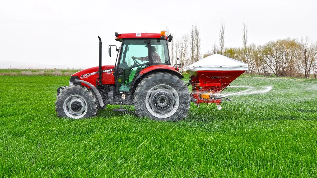 tractor fertilizer spreader